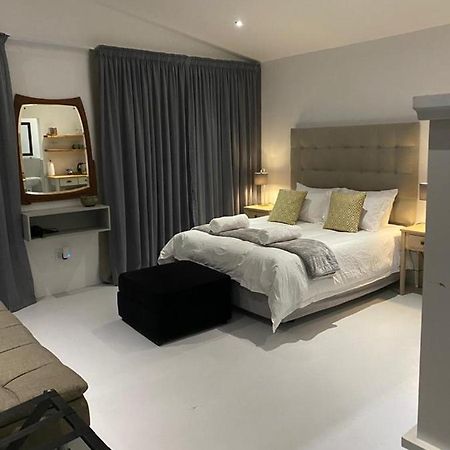 Miles House Apartment George Luaran gambar